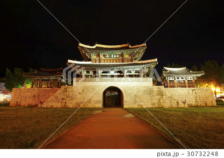 古建築 夜景 プンナムムン 30732248