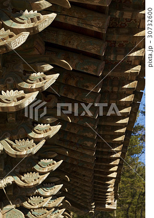 古建築 屋根 軒下 30732600