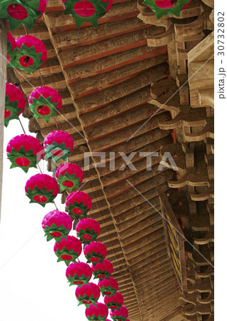 仏教 提灯 軒下 30732802