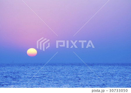 夕焼け 海 水平線 30733050