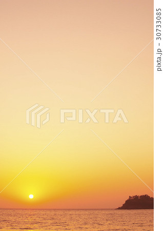 夕焼け 海 島 30733085