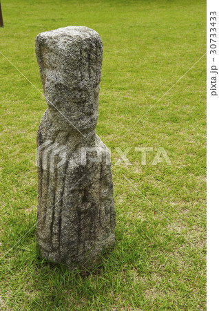 ムンインソク 石像 芝生 30733433