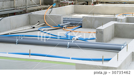 住宅の基礎工事　床下の配管　下水　給水　排水　給湯器のパイプ 30735462