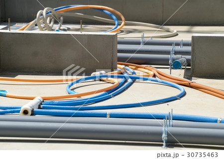 住宅の基礎工事　床下の配管　下水　給水　排水　給湯器のパイプ 30735463