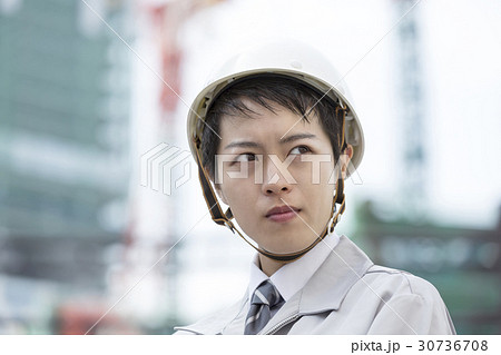 働く人イメージ　ヘルメットと作業服のビジネスマン　真剣な眼差し 30736708