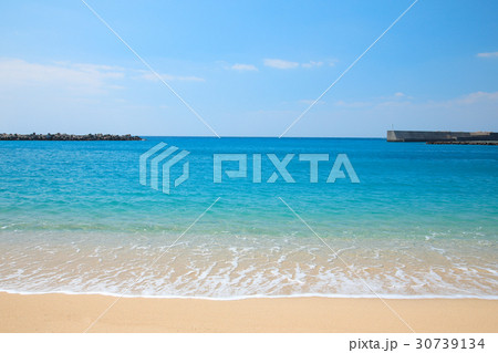 屋久島のきれいな海 栗生海水浴場の波打ち際 屋久島のきれいな海 栗生海水浴場の波打ち際 30739134