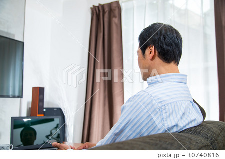 中年男性　スマホを使う成人男性　携帯電話　調べもの　仕事 30740816