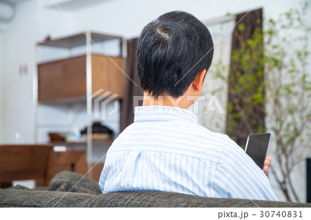 中年男性　スマホを使う成人男性　携帯電話　調べもの　仕事 30740831