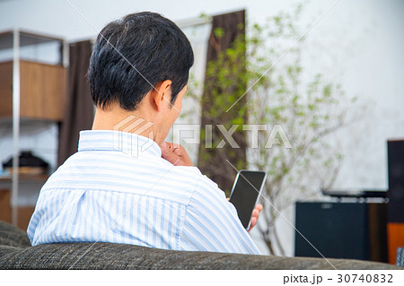 中年男性 スマホを使う成人男性 携帯電話 調べもの 仕事 中年男性 スマホを使う成人男性 携帯電話 調べもの 仕事 30740832