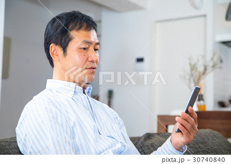 中年男性　スマホを使う成人男性　携帯電話　調べもの　仕事 30740840