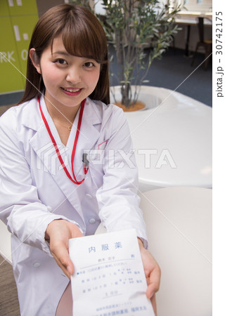 薬を渡す薬剤師 30742175