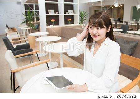 ネットでお買い物をする女性 30742532