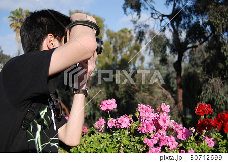花の前で写真撮影をしている男性 花の前で写真撮影をしている男性 30742699