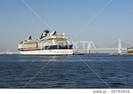 大さん橋を離岸するセレブリティミレニアム 30744956