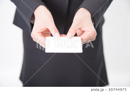 名刺を差し出す女性 名刺を差し出す女性 30744975