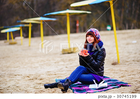 woman drinking coffee from her thermos, woman drinking coffee from her thermos, 30745199