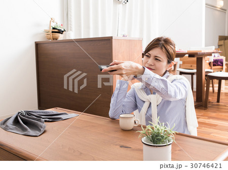 TVをみる女性 30746421