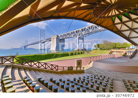 【香川県】瀬戸大橋記念公園のマリンドーム越しに瀬戸大橋 30746972