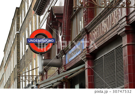 ロンドンの地下鉄の標識 30747532