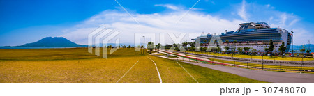 鹿児島マリンポートと桜島 30748070