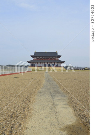 平城宮の「第一次大極殿(復元)」(平城宮跡/奈良県奈良市) 平城宮の「第一次大極殿(復元)」(平城宮跡/奈良県奈良市) 30754603