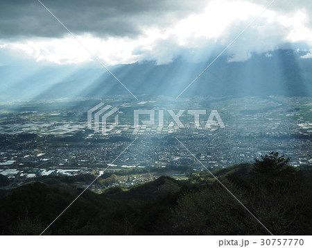 伊那谷・雲の切れ間から光 30757770