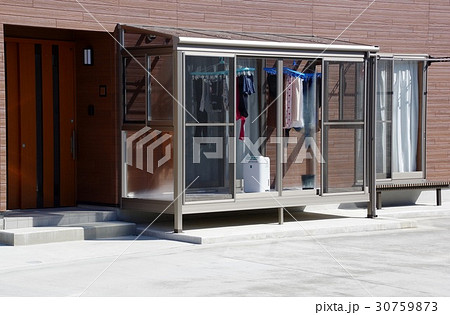 住宅のサンルーム　ガーデンルームと居間 30759873