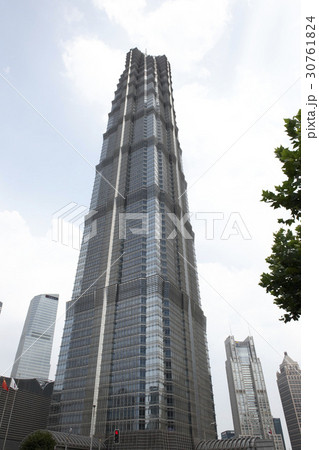 高層ビル ローアングル 上海 30761824