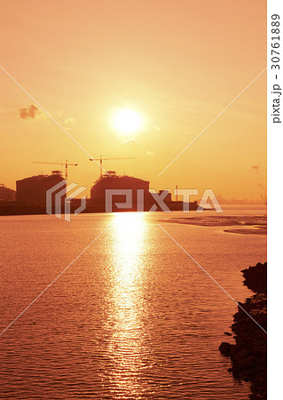 夕焼け 海 シルエット 30761889
