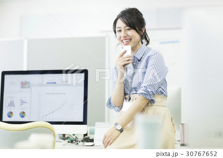 ビジネスウーマン スマートフォン 30767652