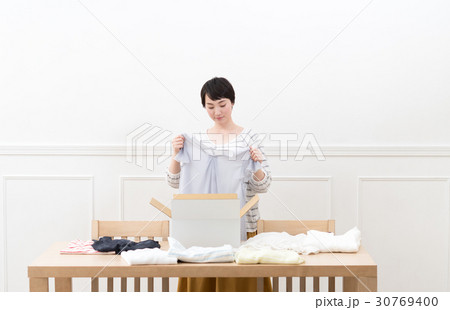 若い女性（通販） 30769400