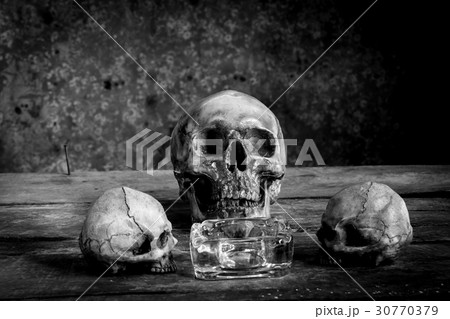 Still life black and white human skulls on wood Still life black and white human skulls on wood 30770379