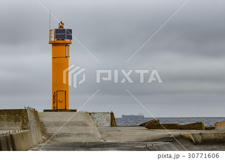 Breakwater dam with yellow lighthouse Breakwater dam with yellow lighthouse 30771606