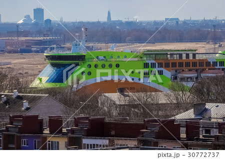 Green cruise liner 30772737