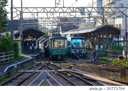 江の島駅に停まる江ノ電 30773704