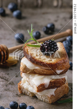 Sandwich with goat cheese and berries 30774652