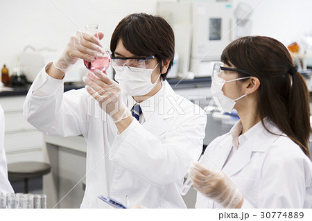 研究　サイエンス　バイオ　化学　科学　実験　科学者　化学者 30774889