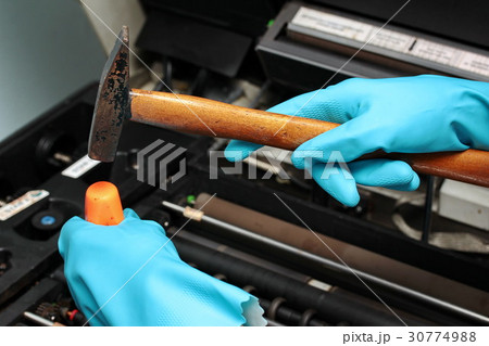 Use hammer to hit for machine maintenance. 30774988