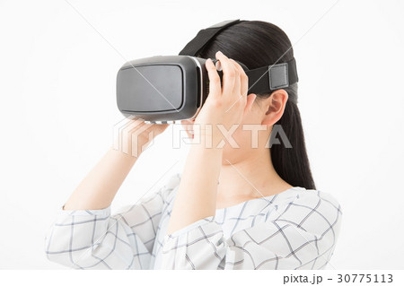 VRゴーグルをつける女性 30775113