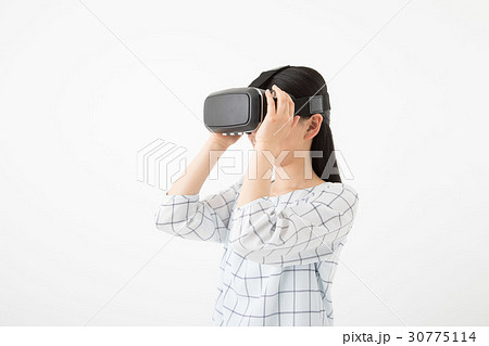VRゴーグルをつける女性 30775114