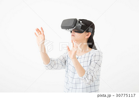 VRゴーグルをつける女性 VRゴーグルをつける女性 30775117