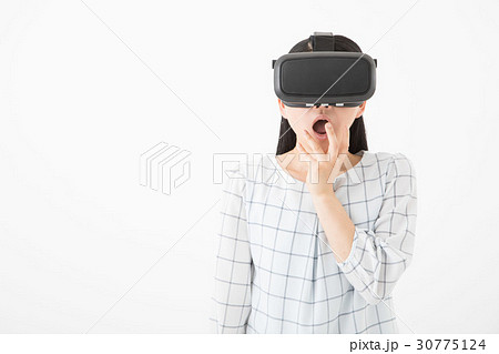 VRゴーグルをつける女性 VRゴーグルをつける女性 30775124