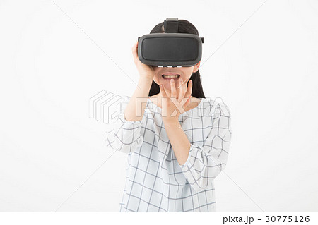 VRゴーグルをつける女性 30775126