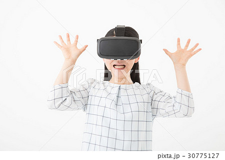 VRゴーグルをつける女性 30775127