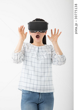 VRゴーグルをつける女性 30775138