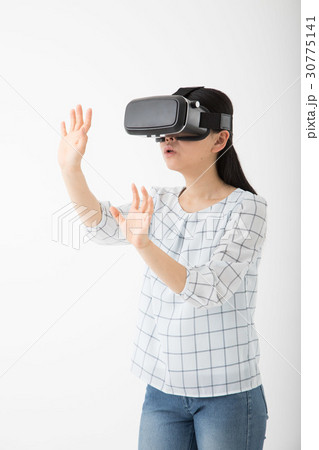 VRゴーグルをつける女性 30775141
