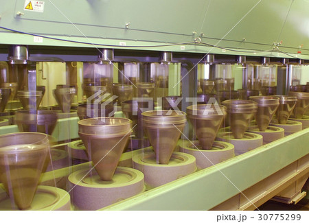 抹茶製造機　和食材　石臼で抹茶作り　抹茶製造工場　イメージ素材　 30775299