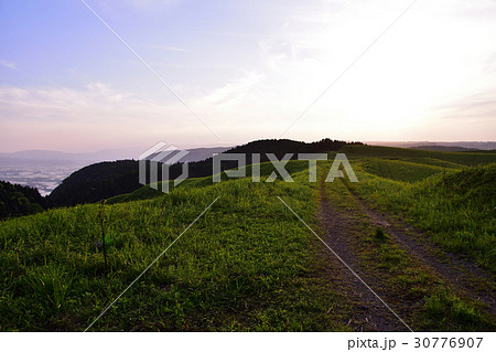 新緑の阿蘇外輪山の夕景 新緑の阿蘇外輪山の夕景 30776907