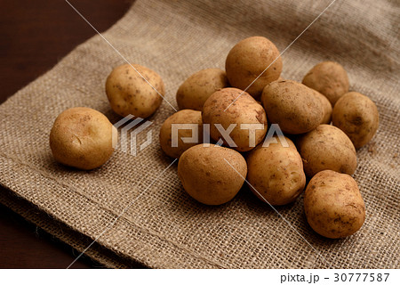 麻袋の上の新じゃがいも 30777587