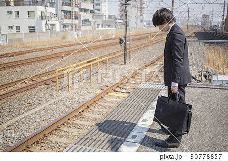 自殺しようとする男性 30778857